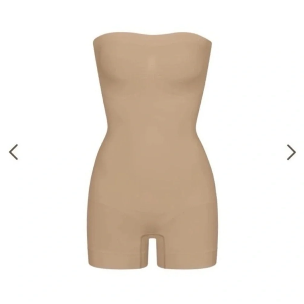 SKIMS SEAMLESS SCULPT STRAPLESS SHORTIE BODYSUIT CLAY BEIGE SMALL